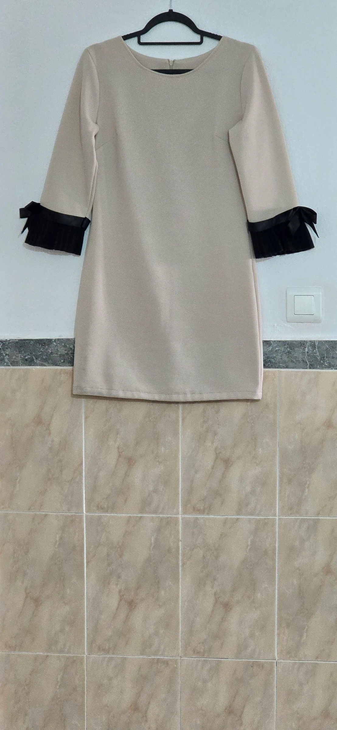 Vestido Beige con puños plisados negros 